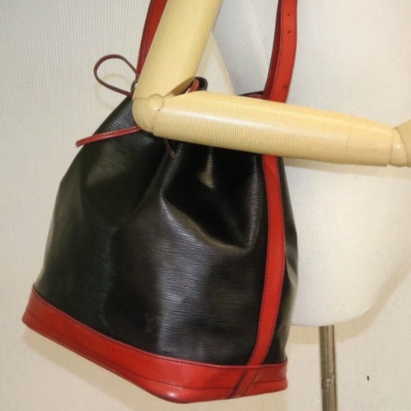 AUTHENTIC LOUIS VUITTON ÉPI NOE BI-COLOUR LEATHER SHOULDER BAG. - Picture 7 of 15